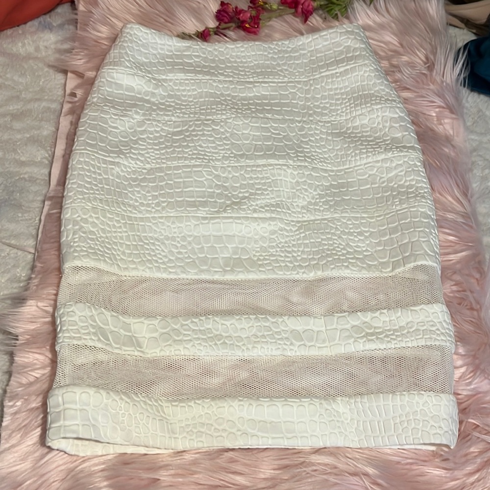 NWOT ALBERTO MAKALI WHITE PEBBLED SKIRT SIZE SMALL